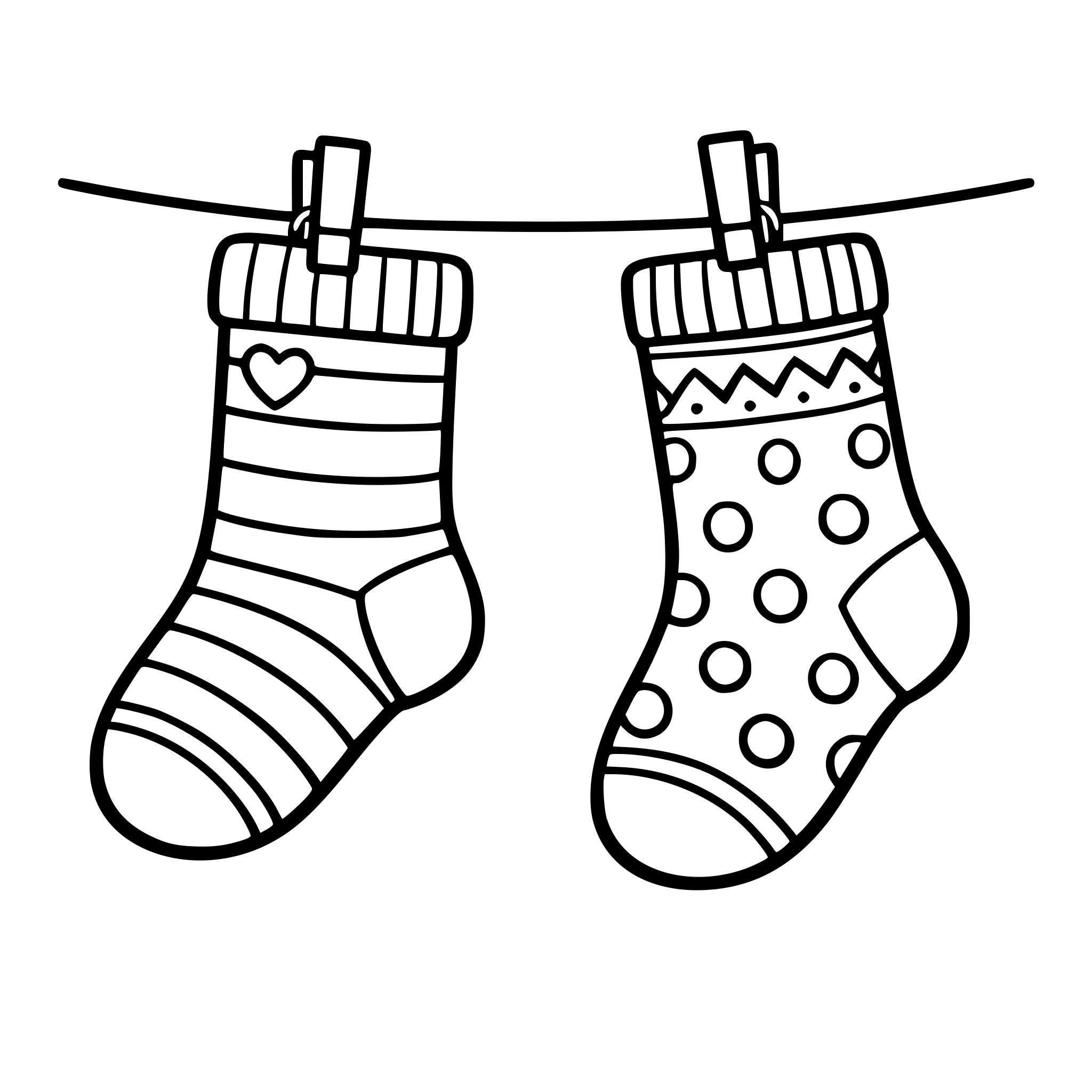 2 skarpetki wiszące na sznurku, w różne wzorki